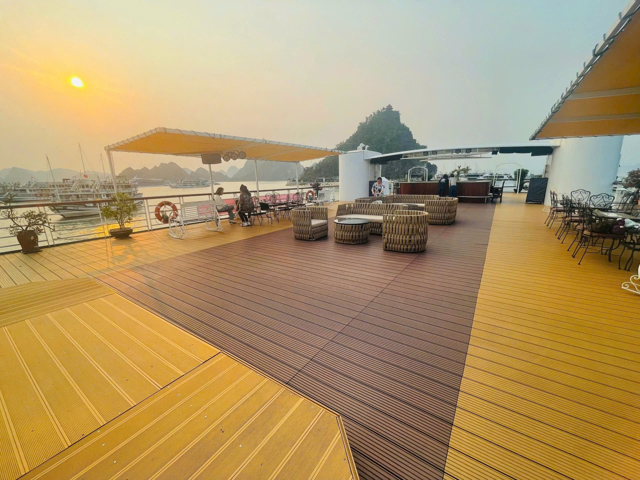 Tour du thuyền Halong Princess 1 ngày 5 sao trên Vịnh Hạ Long